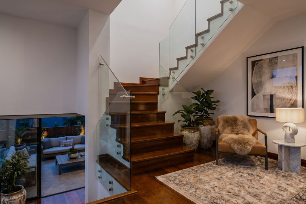 Baranda de vidrio templado sin marco en escalera interior de casa residencial – Industrias Mendoza Rincón