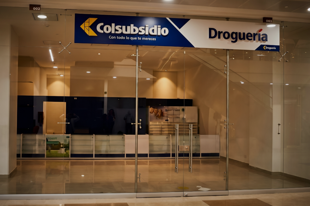 Fachada en vidrio templado con puertas de aluminio en local comercial Colsubsidio Droguería – Industrias Mendoza Rincón