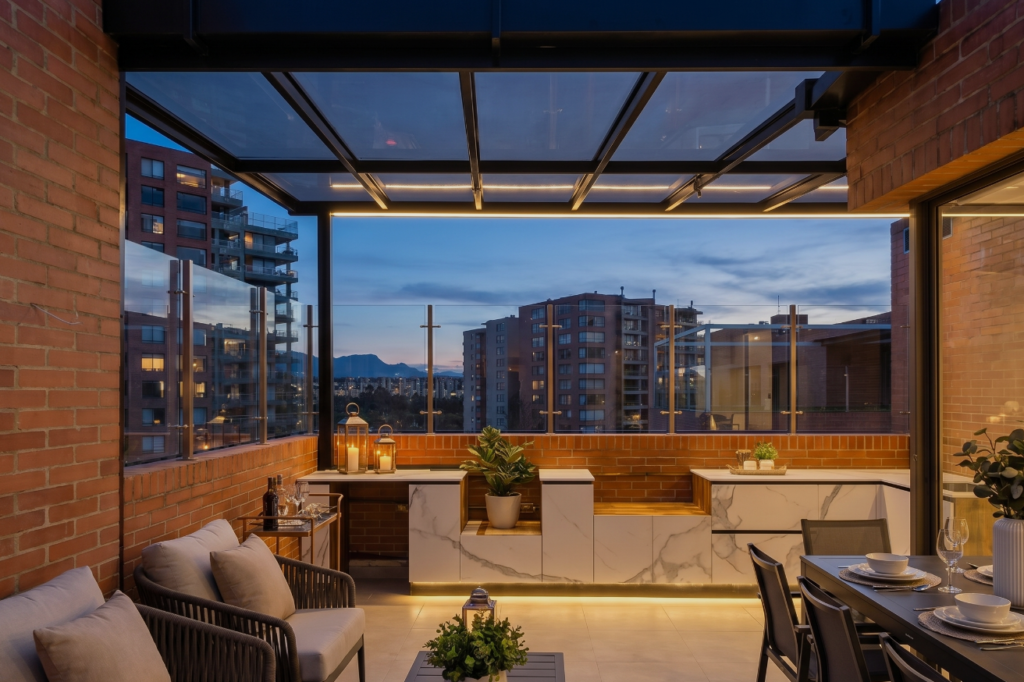 Texto alternativo: Cerramiento de vidrio con cubierta y estructura metálica en terraza de apartamento residencial – Industrias Mendoza Rincón
